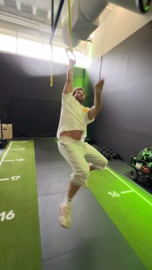 Jan Thomas Instagram - Så gøy på trening i dag sammen med @simonhammonds_coaching på @athletefactory_norway. Sitat fra Simon, og noe jeg er helt enig i «You don’t stop playing because you get old. You get old because you stop playing!» AMEN👊🏻