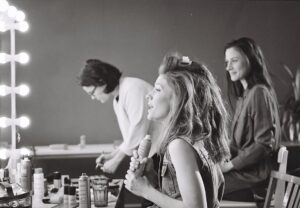 Jana Kovalčiková Instagram - Pomaly ale iste vypúšťame do sveta @film_kavej_official . Projekt, ktorým som žila nejaký ten piatok! a hľaaaa ide do sveta! @anic.jakab.rakovska si skveláčka! a tebe film želám len usmievavých, prajných, stískajúcich divákov a diváčky! lebo aj ty si taký!
🧚🏻 #všeobjímajuci #film 📸 @deanahorvathova 💛 @lukaszednikovic & @tomek_zed 💛 a všetci ostatní! A nezabúdajme, ako by povedala @katarinaknechtovaofficial - Život nás má rád! 🧚‍♀️