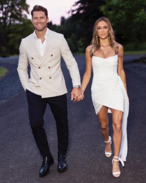 Jana Kramer Instagram - Husband and wife ♥️ …@superiorstriker 
📸 @craigandevasanders