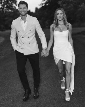 Jana Kramer Instagram - Husband and wife ♥️ …@superiorstriker 
📸 @craigandevasanders