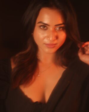 Janani Ashok Kumar Instagram - This whole song is amazing but this interlude hits differently & it has my heart 🫠🖤
-
✨💫🪐
-
📸: @gk_.photography._