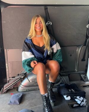 Jane Aubrun Mautin Instagram - What is your favorite song ?