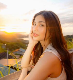 Jane De Leon Instagram - I love how @foreverglowphilippines taught me that skincare isn’t just about having that flawless skin, it’s really about loving yourself. Kaya dapat walang harshness! Be kind to yourself. Para you can bring out the naturally beautiful you!

Forever Glow is more than a motivation, it’s a ✨glowtivation✨ that brings out the best version of myself! #GlowLangNangGlowNaturally #ForeverGlow