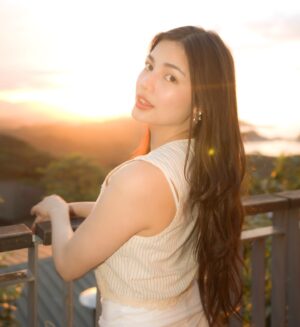 Jane De Leon Instagram - I love how @foreverglowphilippines taught me that skincare isn’t just about having that flawless skin, it’s really about loving yourself. Kaya dapat walang harshness! Be kind to yourself. Para you can bring out the naturally beautiful you!

Forever Glow is more than a motivation, it’s a ✨glowtivation✨ that brings out the best version of myself! #GlowLangNangGlowNaturally #ForeverGlow