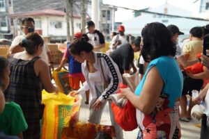 Jane De Leon Instagram - So happy that we were able to share a little something for the victims of Typhoon Carina in Malanday, Marikina. Masaya kaming nakatulong sa mga naapektuhan ng bagyo in our own little way but sad at the same time knowing how devastating it was para sa ating mga kababayan na nawalan ng kabuhayan at kanilang mga kagamitan. Ganun pa man, me and my team were very grateful that we’ve extended help to the community and put a smile on their faces during the relief efforts @oneraceforfilipino 😌

Salamat sa lahat ng tumulong at patuloy na nagpapadala ng tulong for those who are in need. May God bless us all🤍