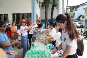 Jane De Leon Instagram - So happy that we were able to share a little something for the victims of Typhoon Carina in Malanday, Marikina. Masaya kaming nakatulong sa mga naapektuhan ng bagyo in our own little way but sad at the same time knowing how devastating it was para sa ating mga kababayan na nawalan ng kabuhayan at kanilang mga kagamitan. Ganun pa man, me and my team were very grateful that we’ve extended help to the community and put a smile on their faces during the relief efforts @oneraceforfilipino 😌

Salamat sa lahat ng tumulong at patuloy na nagpapadala ng tulong for those who are in need. May God bless us all🤍
