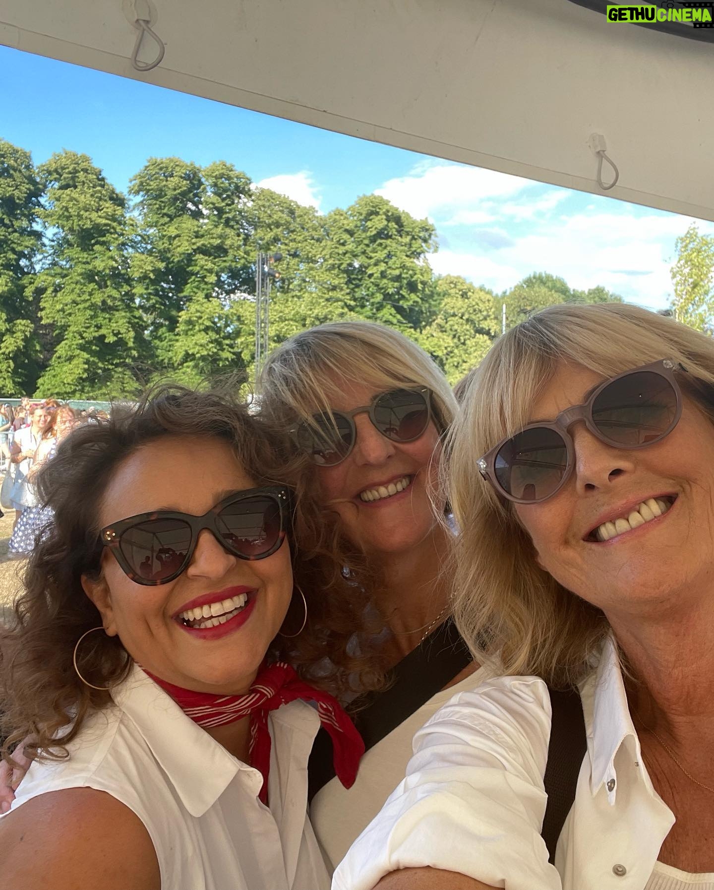 Jane Moore - 4.7K Likes - @secret_cinema #dirtydancing What an absolute hoot! We loved it and the weather was glorious. @kayeadamsofficial @nadiasawalha attempted the lift and both put their back out 😂