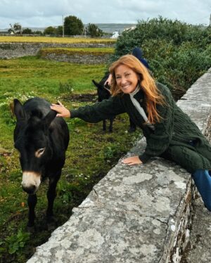Jane Seymour Instagram - Made a new friend today! 🫏 He’s sweet but a little stubborn… 😉