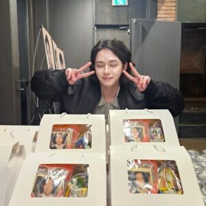 Jang Do-yun Instagram - 두달 반이라는 시간이 꿈만 같았습니다.
슈만이라는 연극을 통해 많이 배우고 배우로써 단단해지는 계기가
된거같아요. 
먼저 슈만이라는 작품을 만들어주신 PH E&M 박병건대표님 UMI엔터테인먼트 이우미대표님 그리고 김장섭연출님 모든 슈만제작진,의상디자이너선생님,사진작가님,분장선생님 단니 한분한분 다 못적어서 안타깝지만 모든분들 너무 잘 챙겨주셔서 감사드리고, 
슈만역 박상민선생님 원기준선생님 윤서현선생님 클라라역 이일화선생님 재은누나 시현누나 브람스역 현상이형 성민이❤️ 
다시한번 많이 배우고 감사하다고 전하고싶습니다🙏🏻 
그리고 장브람스를 많이 사랑해주시고 보러와주신 팬분들 지인분들 덕분에 이렇게 잘마무리할수있게 되어서 정말 행복합니다!
마지막으로 슈만 극을 할수있게 도와주신 든든한 송마야 나의선생님
말로표현못해~~🫡
장브람스는 이렇게 끝이지만 12/3일까지 남은 #슈만 공연도 많이 사랑해주세요💙
안녕…슈만
안녕…클라라
안녕…브람스