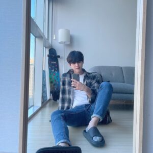 Jang Do-yun Instagram - 체크남방 좋아함😊
추석연휴 다들 잘보내요🙏🏻