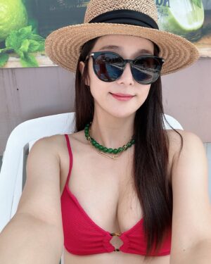 Jang Ga-hyun Instagram - 셩 끝!!👙