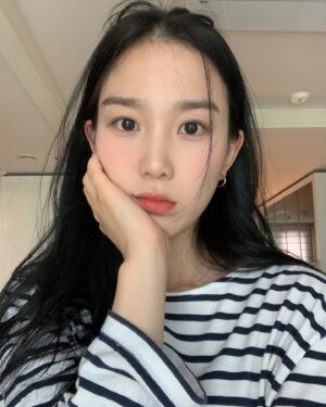 Jang Hui-ryeong Instagram - 오랜만에 셀카🫣셀프메이크업..잘된고같은데🤔