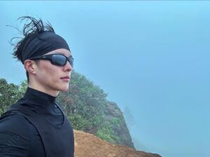 Jang Ki-yong Instagram - 쉼포

아름다운 풍경이 펼쳐질거라
잔뜩 기대하며 올라왔지만
정말이지 아무것도 안보여서
다음에 한번 더 오라는 의미
그래도 좋아🏃‍♂️‍➡️