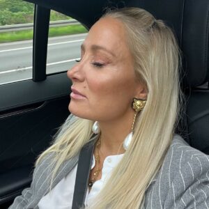 Janine Kunze Instagram - Ihr Lieben, 
Donnerstag hatte ich meinen letzten Drehtag vor den Ferien und bis hierhin war es für viele von uns, und so auch für mich/uns ein anstrengendes, erstes halbes Jahr ! Heute war er nun, der erste Ferientag NRW und morgen geht es für meine Familie und mich in unsere Wahlheimat Ibiza, um die Ferienzeit dort zu verbringen. Wir hoffen alle auf eine ruhige, friedliche und erholsame Zeit, denn die brauchen wir zwingend ! Wie geht es Euch ? Freut Ihr Euch auf die Sommerferien ? Was habt Ihr geplant ? Was erhofft Ihr Euch ? 
Ich lasse Euch gerne an einigen unserer Momente teilhaben, denke an Euch, sende gaaanz viel Liebe und Ruhe und hoffe, wir starten dann ins neue ‘Schuljahr’ gestärkt, erholt und mit diesmal guten Vorsätzen, die umsetzbar sind ! 
Und denkt immer daran :
Das Leben ist zu kurz, um das Glück auf später zu verschieben ! ♥️
#ferien #auszeit #gutevorsätze