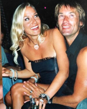 Janine Kunze Instagram - 21 Jahre ! 

Die Welt ist nicht ruhig, sie steht nicht still, gibt keine Ruhe und keine Luft.
Nichts ist mehr federleicht, sorglos. In dieser Welt, in der nichts mehr sicher scheint, beschützt Du mich, hältst Du mich, gibst Ruhe und achtest auf mich. Du bist trotz jedem Sturm, auch wenn ich ihn heraufbeschworen habe, an meiner Seite, lässt meine Hand nicht los, bist mein Lachen, wenn mir nur zum Weinen ist. Du machst es hell, wenn ich mich im Dunkeln fürchte und bist mein Fels in der Brandung. Du bist meine Vernunft, wenn ich mal wieder durchdrehe und mein Halt, wenn ich falle. Das Leben muss nicht immer federleicht sein, aber Du machst es leicht und schön und wunderbar ! Danke ! ♥️
#liebe #hochzeitstag #felsinderbrandung
