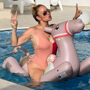 Janine Kunze Instagram - Finally ! Aber der Weg hierher war kein leichter (swipe nach links) 😂 ! 
Und ja, ich weiß : 2 Kamele…🎉
#pooltime #instastress #derweg #kamele