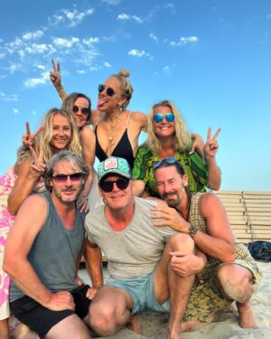 Janine Kunze Instagram - Meeting friends @jockeyibiza 🩵
#friendship #atthebeach #soundnichtanders