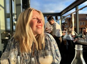 Janne Formoe Instagram - Jeg har hatt to dager fri fra @bakgaardsfest i Farsund og kost meg med hjertet mitt - @feliciaf.k på  @caledonienhotel 
Ruslet i fødebyen, spist god mat, ligget i vannretten, sett film, og sett på «Kaptein Sabeltann og havets hemmelighet» som er helt magisk bra og et av sommerens høydepunkter for meg. Jeg lengter alltid tilbake til Kjuttaviga 🏴‍☠️❤️🏴‍☠️

(Ikke sponset hotell bare for å ha det sagt)