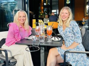 Janne Formoe Instagram - Jeg har hatt to dager fri fra @bakgaardsfest i Farsund og kost meg med hjertet mitt - @feliciaf.k på  @caledonienhotel 
Ruslet i fødebyen, spist god mat, ligget i vannretten, sett film, og sett på «Kaptein Sabeltann og havets hemmelighet» som er helt magisk bra og et av sommerens høydepunkter for meg. Jeg lengter alltid tilbake til Kjuttaviga 🏴‍☠️❤️🏴‍☠️

(Ikke sponset hotell bare for å ha det sagt)