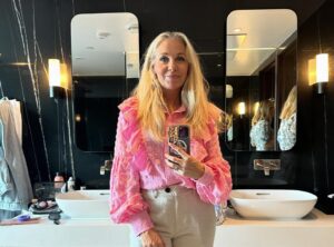 Janne Formoe Instagram - Jeg har hatt to dager fri fra @bakgaardsfest i Farsund og kost meg med hjertet mitt - @feliciaf.k på  @caledonienhotel 
Ruslet i fødebyen, spist god mat, ligget i vannretten, sett film, og sett på «Kaptein Sabeltann og havets hemmelighet» som er helt magisk bra og et av sommerens høydepunkter for meg. Jeg lengter alltid tilbake til Kjuttaviga 🏴‍☠️❤️🏴‍☠️

(Ikke sponset hotell bare for å ha det sagt)
