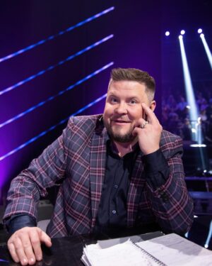 Janne Kataja Instagram - Se on lauantai ja jo 10. jakso @maskedsingersuomi luvassa illalla. Hauskaa!
Kuka on sulle vaikein arvattava hahmo jäljellä olevista? Kommentoi. 
Mulle kaikki 😂😂😂

Olen iloinen ja otettu, että saan leikkiä tätä peliä yhdessä @mariaveitola @benjaminpeltonen ja @jennipoikelus sekä @ileuusivuori kanssa.
Ps. Bongaatko jaksosta salavihjeen?