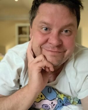 Janne Kataja Instagram - Nappasin vahingossa omakuvan, kun sähläsin kännykällä. Jotenkin hiprakkaisen oloinen kaveri. Eikä edes ole.
