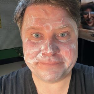 Janne Kataja Instagram - Kuiva iho vaatii kovat keinot! Valmistautumista illan vetoon. #ilmastarahaa @hktfi tänään!