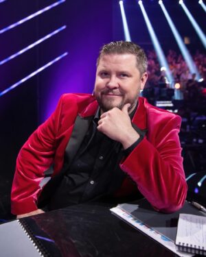 Janne Kataja Instagram - Mikä ohjelma tulee tänään ja monelta? Oikein vastanneiden kesken arvon yllätyspalkinnon. Kuvassa vihje.