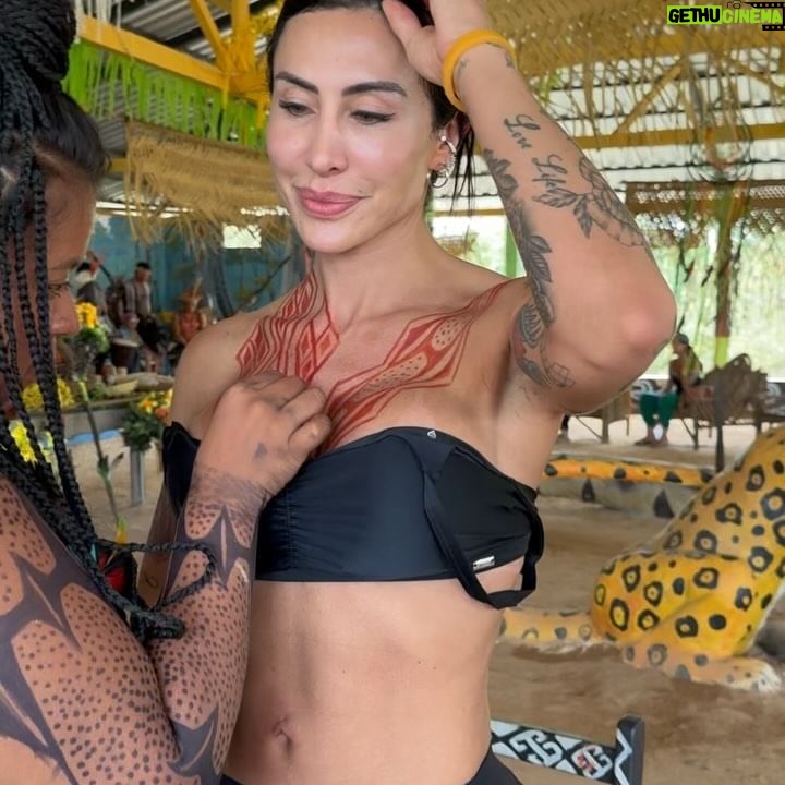 Jaque Khury - 23.8K Likes - Pintura da onça 🐆 e da jiboia por @shaya_hunikuin . Essas pinturas são os kenes, símbolos de proteção feitos de urucum com jenipapo. As pinturas duram alguns dias no corpo.