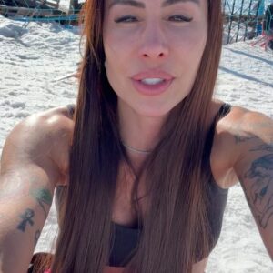 Jaque Khury Instagram - Um dia de sol na neve, ❄️ que oscilou de -5 pela manhã a 22 graus no meio da tarde. Até meu rosto queimou demais nessa neve . ahhhh… que dia lindo!!