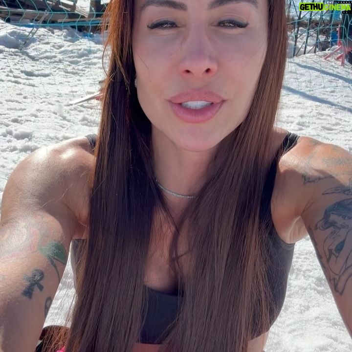 Jaque Khury - 22K Likes - Um dia de sol na neve, ❄️ que oscilou de -5 pela manhã a 22 graus no meio da tarde. Até meu rosto queimou demais nessa neve . ahhhh… que dia lindo!!