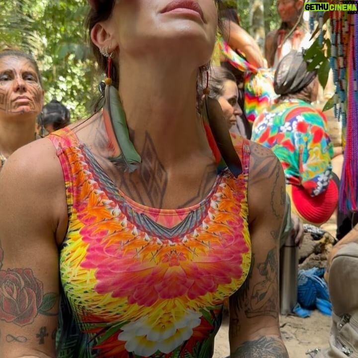 Jaque Khury - 24.1K Likes - Quando toquei na SAMAUMA meu corpo todo tremeu , arrepiou e foi uma mistura de sentimentos e emoções. A samauma é uma árvore sagrada aonde moram os espíritos da floresta. Aqui você trás suas intenções . Foi tão emocionante 😍
“Debaixo da samauma que eu renasci “