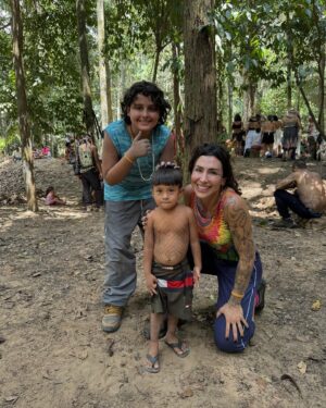 Jaque Khury Instagram - Quando toquei na SAMAUMA meu corpo todo tremeu , arrepiou e foi uma mistura de sentimentos e emoções. A samauma é uma árvore sagrada aonde moram os espíritos da floresta. Aqui você trás suas  intenções . Foi tão emocionante 😍
“Debaixo da samauma que eu renasci “