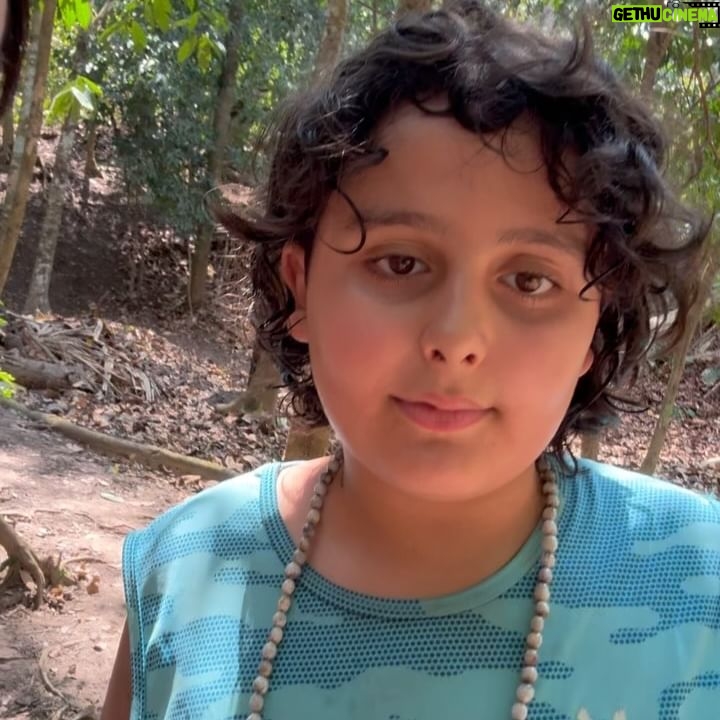 Jaque Khury - 24.1K Likes - Quando toquei na SAMAUMA meu corpo todo tremeu , arrepiou e foi uma mistura de sentimentos e emoções. A samauma é uma árvore sagrada aonde moram os espíritos da floresta. Aqui você trás suas intenções . Foi tão emocionante 😍
“Debaixo da samauma que eu renasci “