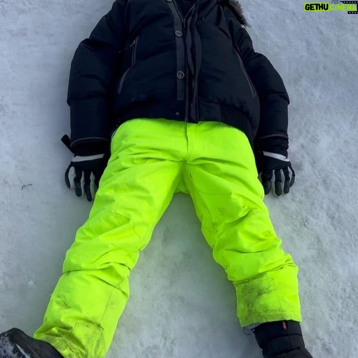 Jaque Khury - 22K Likes - Um dia de sol na neve, ❄️ que oscilou de -5 pela manhã a 22 graus no meio da tarde. Até meu rosto queimou demais nessa neve . ahhhh… que dia lindo!!