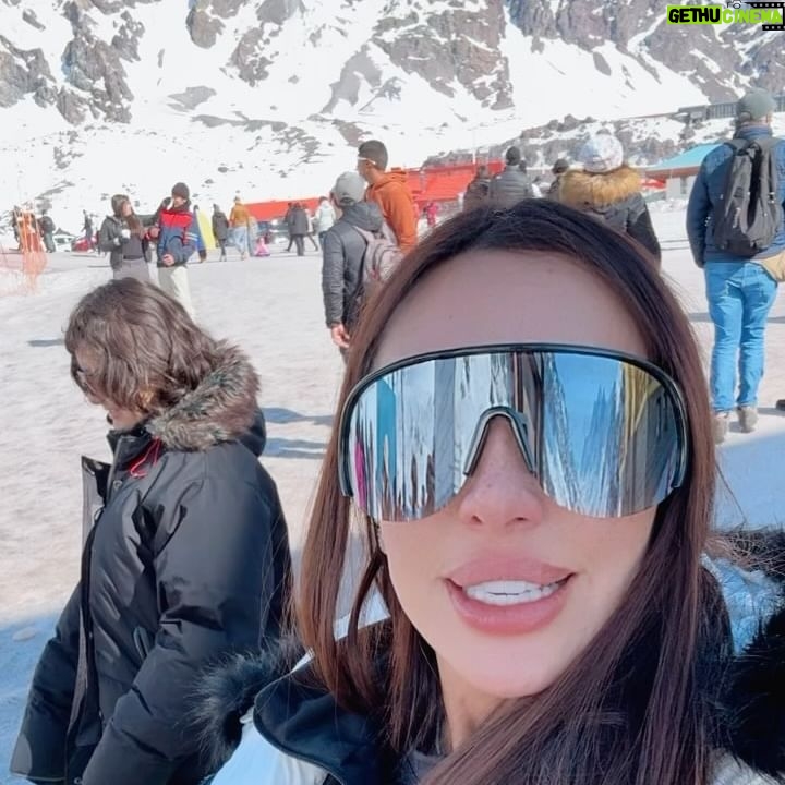 Jaque Khury - 23K Likes - Sonho realizado ! Finalmente conhecemos a neve ⛄️. O Chile é um país lindo demais! Cheio de belezas naturais. Tem neve, deserto, praia … amei esse país ❄️⛷️🇨🇱
#portillo #valenevado #lagunadelinca