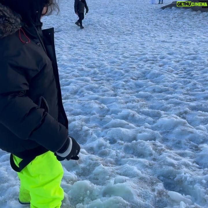 Jaque Khury - 23K Likes - Sonho realizado ! Finalmente conhecemos a neve ⛄️. O Chile é um país lindo demais! Cheio de belezas naturais. Tem neve, deserto, praia … amei esse país ❄️⛷️🇨🇱
#portillo #valenevado #lagunadelinca