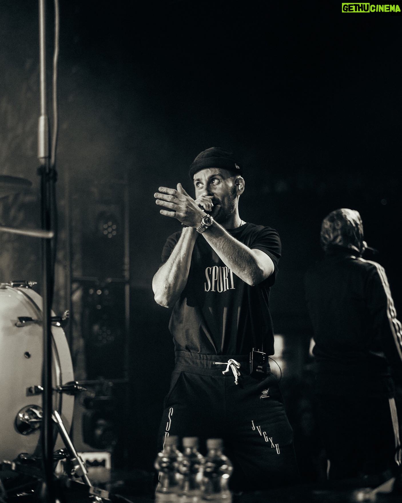 Jare Brand - 6.8K Likes - Viikonloppuna vedettiin vuoden vikat keikat. Kiitos niistä! Nyt joulun viettoon. Rauhaa! ❤️
📸: @mitroboahene