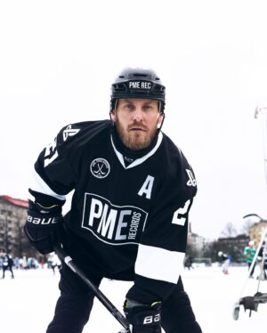 Jare Brand Instagram - Tänään pelattiin @savepondhockey pipolätkää ilmaston puolesta. Hieno tapahtuma! Kiitos @pmerecords joukkueelle! GM on ylpee äijistä, vaik pytty jäi Brakulle.