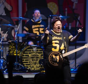 Jaret Reddick Instagram - Chicago!! Thank you for singing along!!! That was a a blast!!! We loved playing at @thevicchicago for the first time! 

Howdy Detroit! Stoked!!! 

📸 @mmolina15
