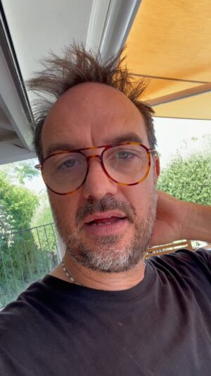 Jarry Instagram - La vérité sort de la bouche de mes enfants et elle est violente 😂😂😂😂 un peu d’humour dans ce climat électrique ❤️😜🙏
