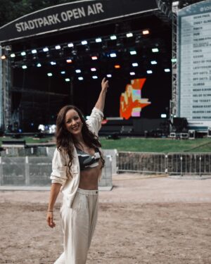 Jasmin Wagner Instagram - 'Nen 💢HERZALARM ❤️‍🔥🚨 krieg ich, wenn ich mit dir auf der Bühne steh‘ @finch | Vielen Dank @stadtparkopenair für den Rave! 

Look: @10dayslifestyle 
🎥 @borissegal 
📷 @miapriori_ 
#stadtparkopenair #10jahrefinch #finchxblümchen #performance #herzalarm #blümchen2024 #blümchen