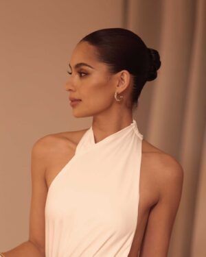 Jasmine Curtis-Smith Instagram - For last Saturday’s #GMAGala2024, Jasmine Curtis-Smith (@jascurtissmith) wore all-white draped close to the body, affixed at the hips with a mother of pearl seashell, a custom collaboration between designers Martin Bautista (@martinmbautista) and Neil Felipp (@neilfelipp). 

“Our vision [was] to create a silhouette that enhances Jasmine’s statuesque beauty, with fabrics that seamlessly contour her form,” her stylist Claire Fernando tells Vogue, “almost as if they were a second skin.” 

Read more about her look on vogue.ph. Tap the link in bio for more.

Photographed by @iamrobleung, styled @clairefernando_ of @qurator_studio, makeup by @mayesadelossantos hair by @viennueva, jewelry from @tiffanyandco, written by @daphnesagun