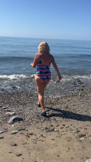Jasmine Harman Instagram - The only time you fail is when you don’t pick yourself up and start again! That is my motto and I’m sticking to it. 

Life has taken over once again and I didn’t manage my 10 minutes of daily exercise but we don’t quit! Ever! 

On my last 18 month update so many of you mentioned in the comments you’d be joining me on this journey, how are you getting on? 💪🏼 

#zumba #fitforfifty #swimming #fitnessjourney @zumba