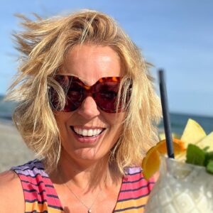 Jasmine Harman Instagram - One of the best things about living is spain… when people you love come to visit! (And drinking cocktails on the beach!) 🍹 #livingthedream #friends #spain @greggers_kate @lulufrankie39