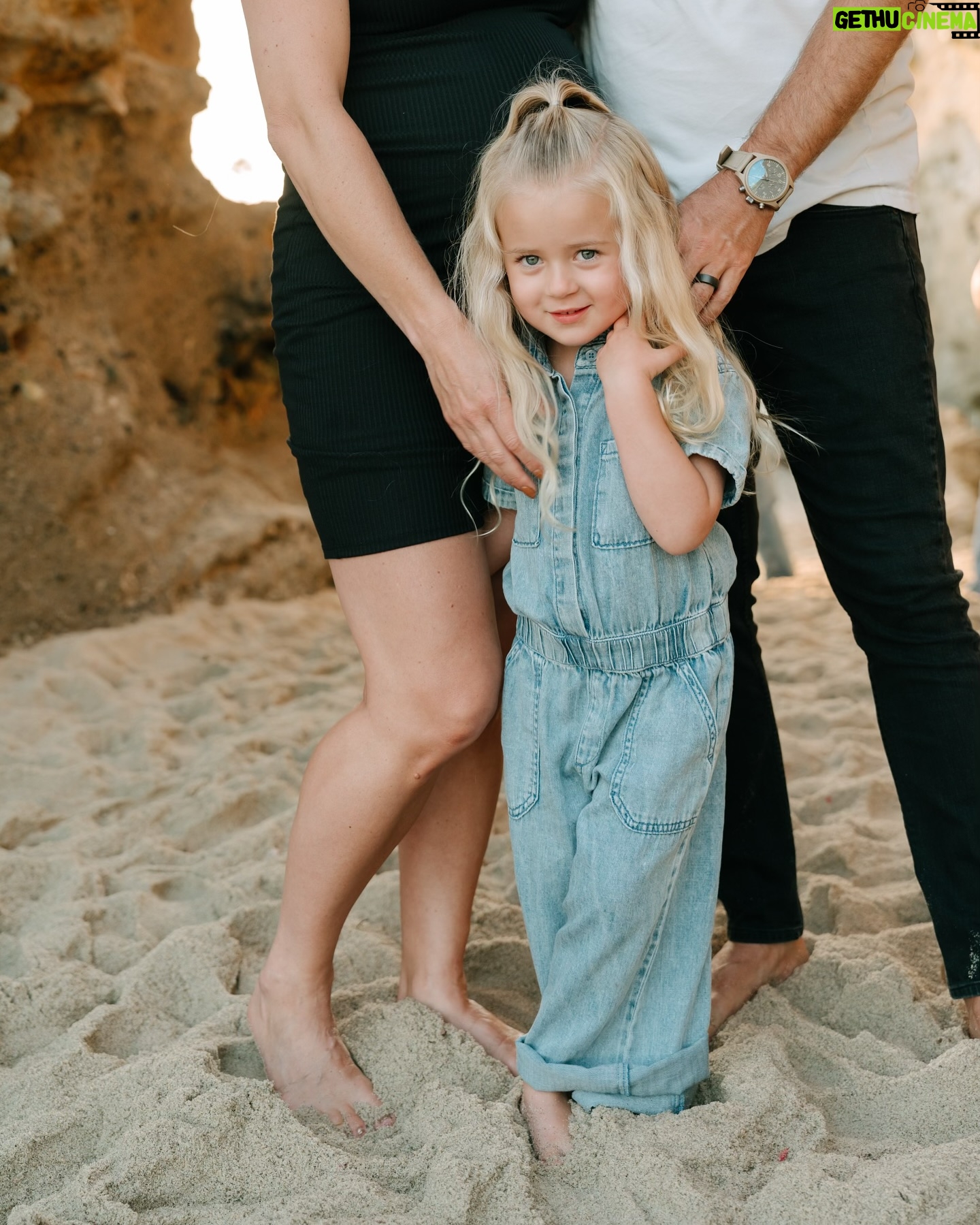 Jasmine Roth - 33.7K Likes - Last days in California…💛💛💛
#RothFamilyStory #Pregnant #BuildYourHappy #MyWholeHeart
📷 : @stephaniesunderland