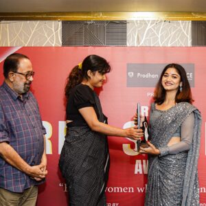 Jasnya Jayadeesh Instagram - It was an absolute pleasure to receive this award under the tag “The women who rise against the odds” ❤️‍🔥
Immensely grateful to receive this award from the legendary filmmaker Sibi Malayil sir☺️❤️
and the extremely talented @divya_prabha__ chechi 
It was such an inspiration to meet all the other 11 achivers in different fields.. 🥰
Thank you @redfmmalayalam for this appreciation 🥰