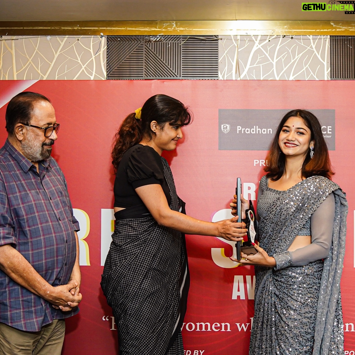 Jasnya Jayadeesh - 26K Likes - It was an absolute pleasure to receive this award under the tag “The women who rise against the odds” ❤️🔥
Immensely grateful to receive this award from the legendary filmmaker Sibi Malayil sir☺️❤️
and the extremely talented @divya_prabha__ chechi
It was such an inspiration to meet all the other 11 achivers in different fields.. 🥰
Thank you @redfmmalayalam for this appreciation 🥰