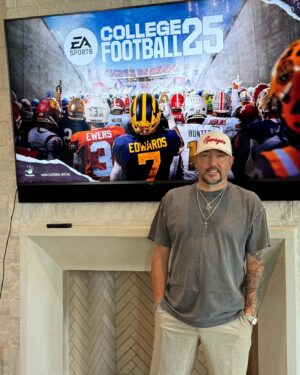 Jason Aldean Instagram - Thanks to my buddy from @easportscollege for stopping by the house to give me a copy of the new College Football 25 game. It’s about to be Georgia vs Alabama all week long.🔥 #GoDawgs #CFB25
