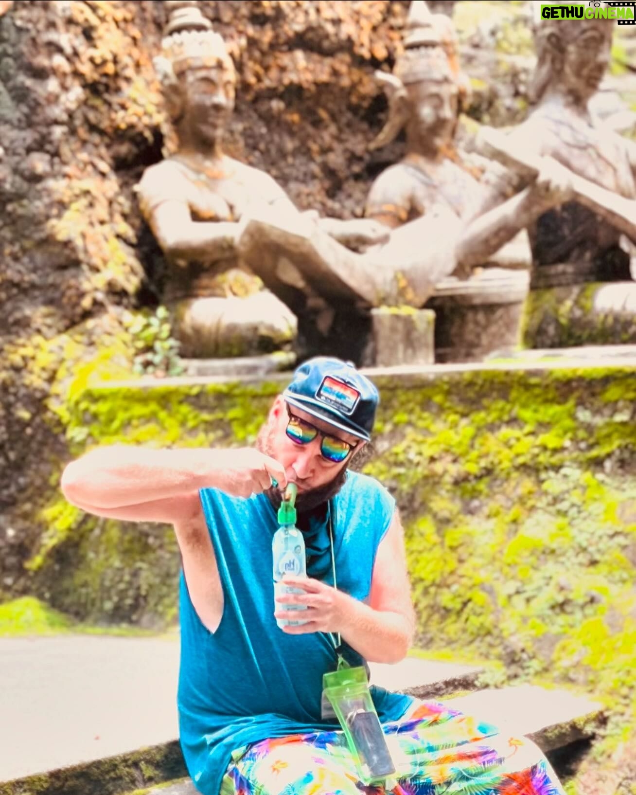 Jason Chicandier - 3.2K Likes - Authentique photo d’un babos allemand qui se faisait peter une douille au milieu des familles en plein cœur d’un site sacré ! Les fritz c’est simple soit ils envahissent la Pologne soit ils se tapent des bangs en marcel claquettes/chaussettes : toujours ce sens de la mesure ! Un moine lui a gueule un truc à la gueule, quand j’ai traduit via google ça a donné « Va bober ta saloperie de drogue douce ailleurs sale hippie de mes deux, on n’est pas des allemands merde ! » puis il a pris une grande trace et m’a fait un clin d’œil ! Savent vivre ici, y’a pas à chier !
